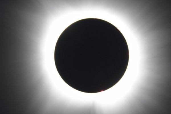April-2024-eclipse-corona_2024-04-29-043742_cops
